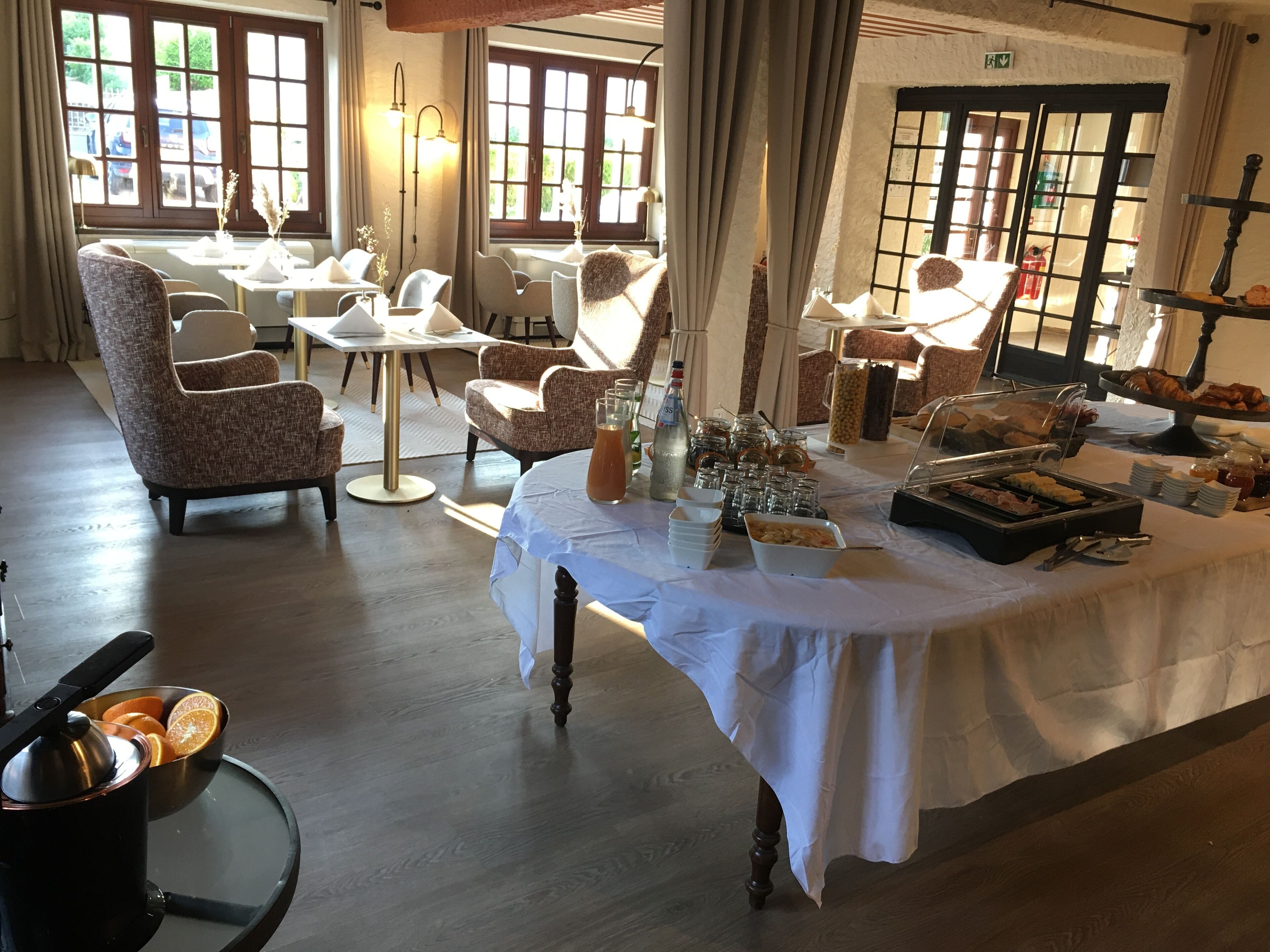 Sarapan penuh setiap hari (EUR 14.5 seorang) 