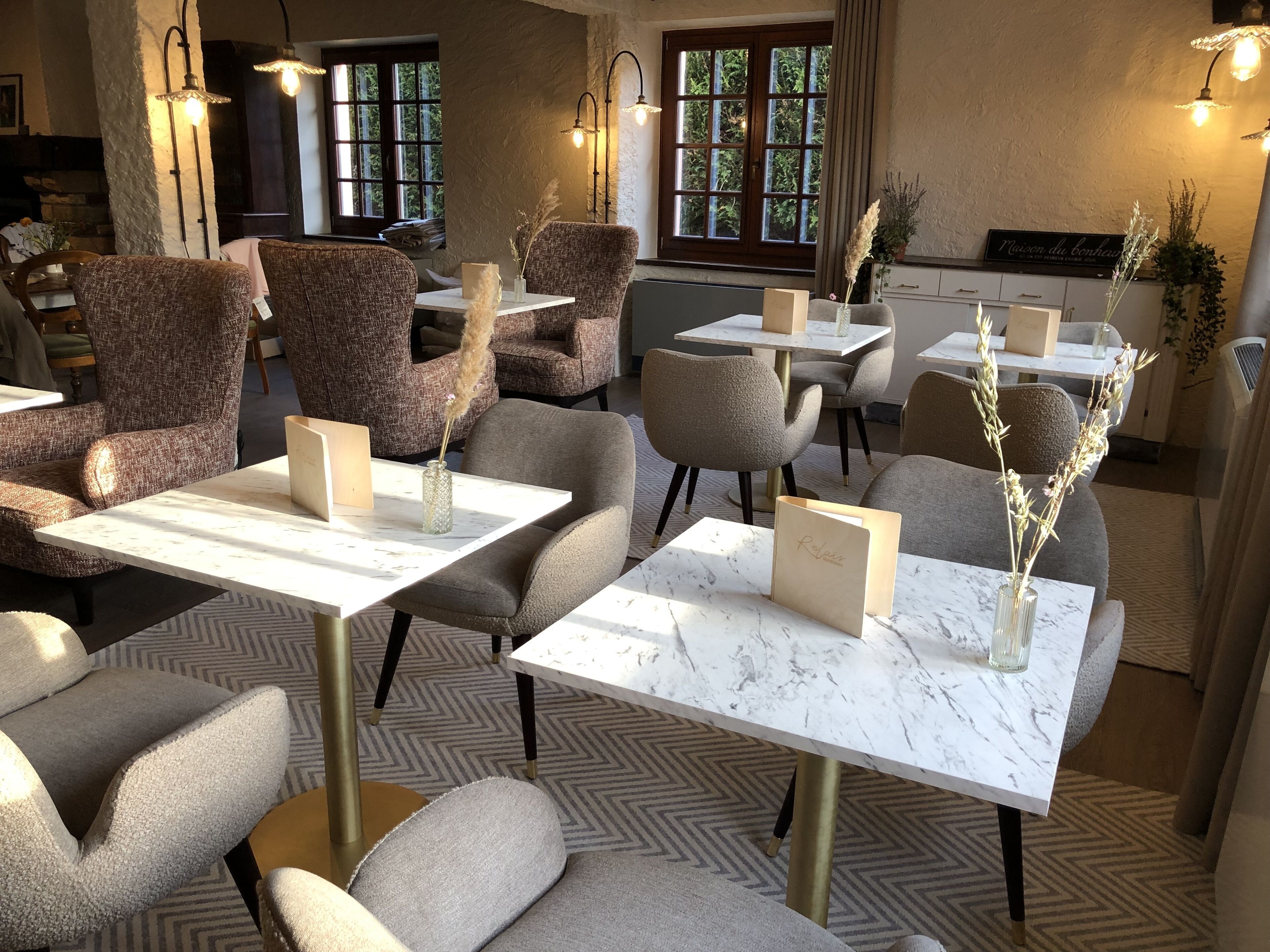 Lobby-lounge