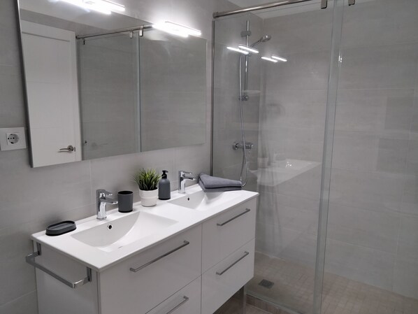 Shower, hair dryer, bidet, towels