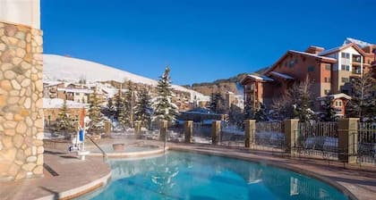 Studio #512 @ Fantastic Location, Pool, Hot Tub!