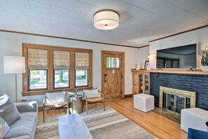 Living area - Family-Friendly Des Moines Retreat w/ Patio! (Des Moines)
