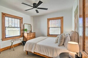3 bedrooms, desk, iron/ironing board, WiFi - Family-Friendly Des Moines Retreat w/ Patio! (Des Moines)