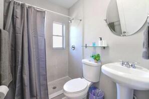 淋浴设施、吹风机、毛巾