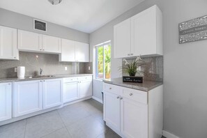 Microondas, horno, parrilla de estufa y lavavajillas