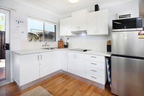Fridge, microwave, stovetop, coffee/tea maker - Ground Floor Easy Unit Close to City 4 (Cairns)