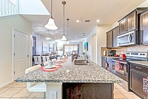 Refrigerador, microondas, placa de cocina, lavavajillas