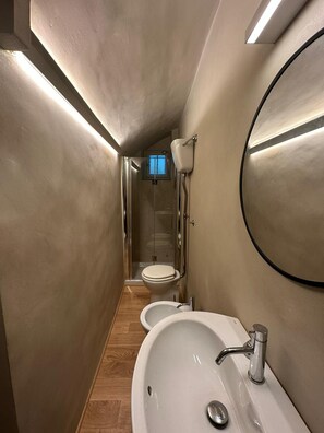 Haartrockner, Bidet, Handtücher, Seife