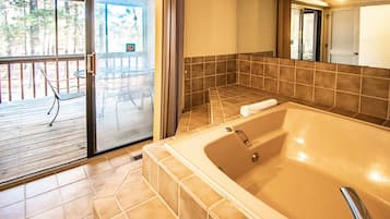 Duplex, 2 Bedrooms | Bathroom | Combined shower/bathtub, towels