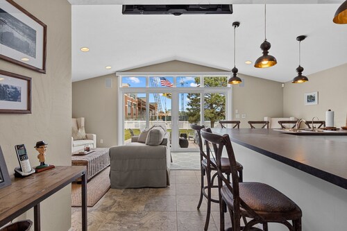 THE STADIUM HOUSE W/ LAMBEAU FIELD IN YOUR BACKYARD IS OPEN FOR PACKER SEASON!!