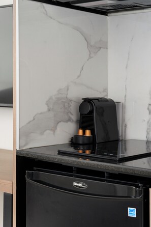 Standard Room | Dapur peribadi | Pembancuh kopi espreso, cerek elektrik 