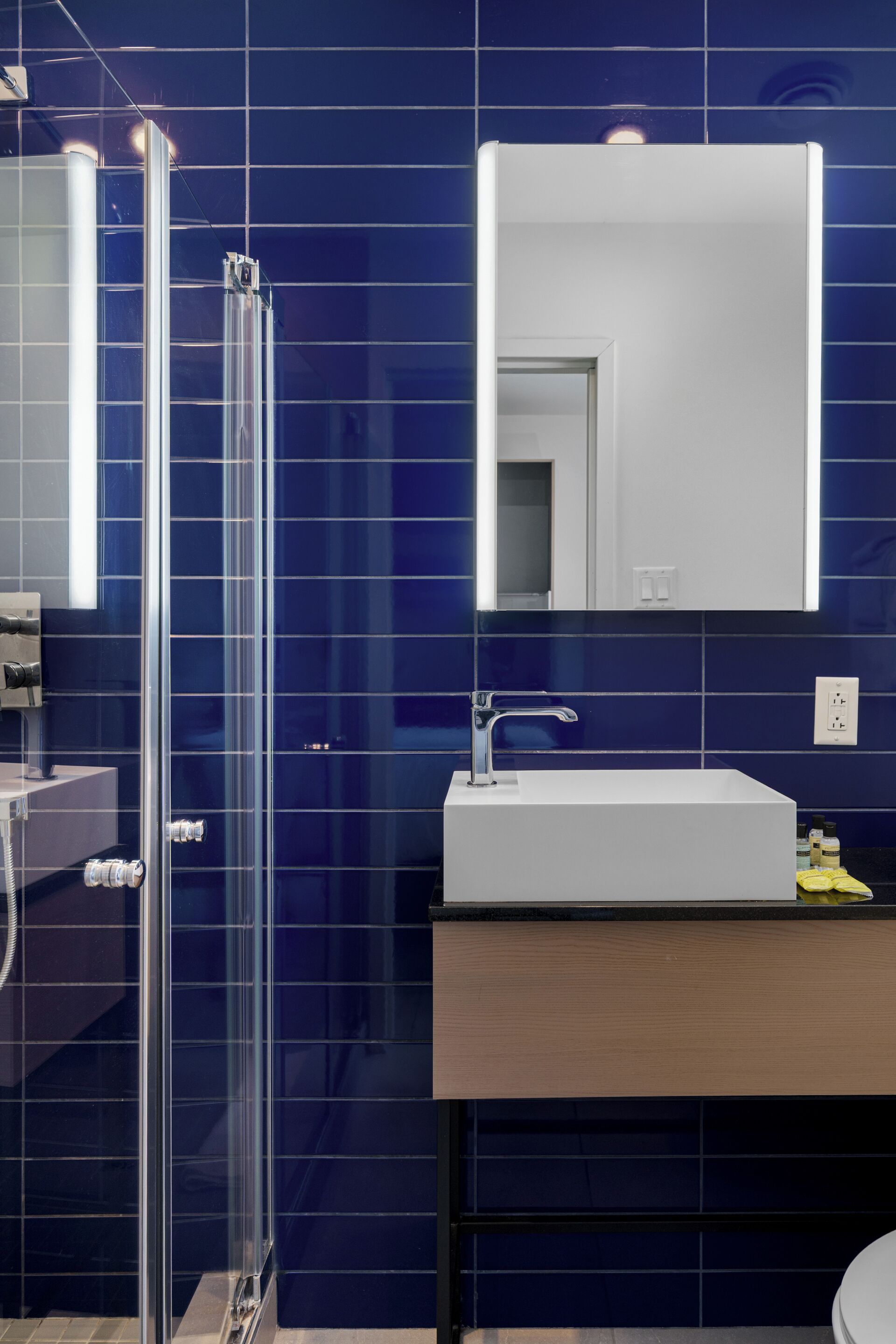 Dusch, hårtork, handdukar och tvål