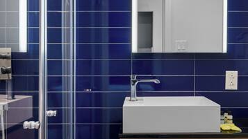 Dusch, hÄrtork, handdukar och tvÄl