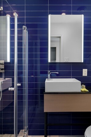 Pancuran mandi, pengering rambut, tuala disediakan, sabun 