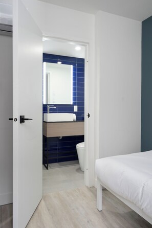 Economy Single Room | Bilik Mandi | Pancuran mandi, pengering rambut, tuala disediakan, sabun 