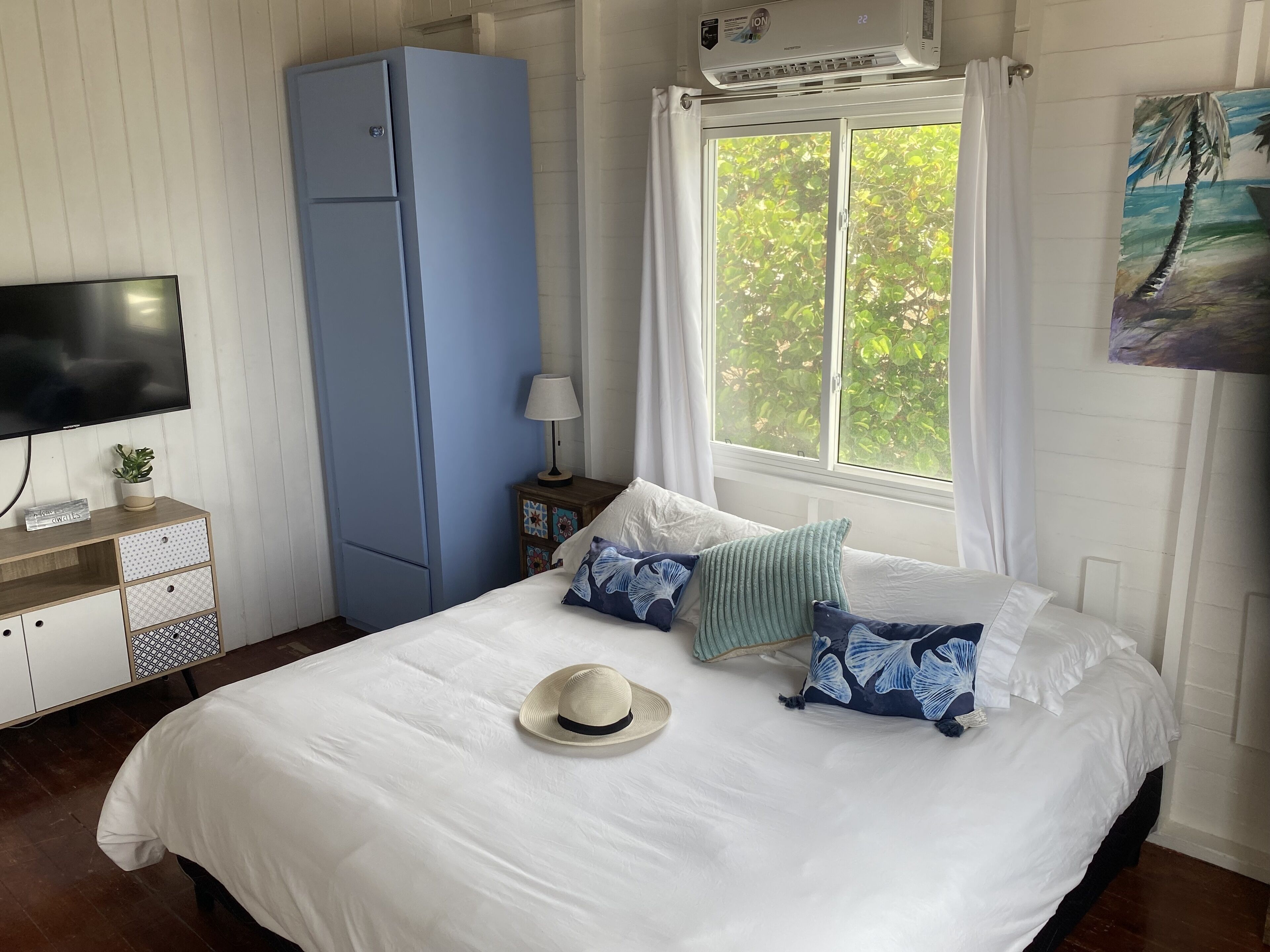 5 bedrooms, in-room safe, desk, iron/ironing board