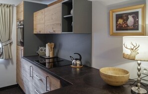 Kühlschrank, Herdplatte, Wasserkocher mit Kaffee-/Teezubehör