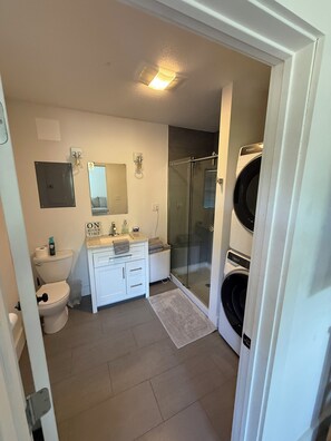 Douche, sèche-cheveux, serviettes fournies, savon