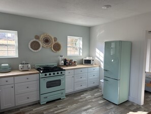 Fridge, microwave, oven, stovetop - River Home& 15 acres with your own beach next to Hodgson Mill. (Sycamore)