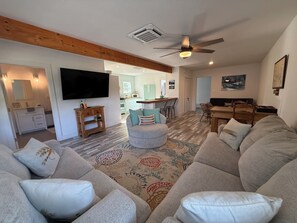 Smart TV, DVD player - River Home& 15 acres with your own beach next to Hodgson Mill. (Sycamore)