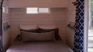 1 bedroom, bed sheets