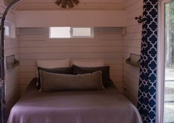 1 bedroom, bed sheets