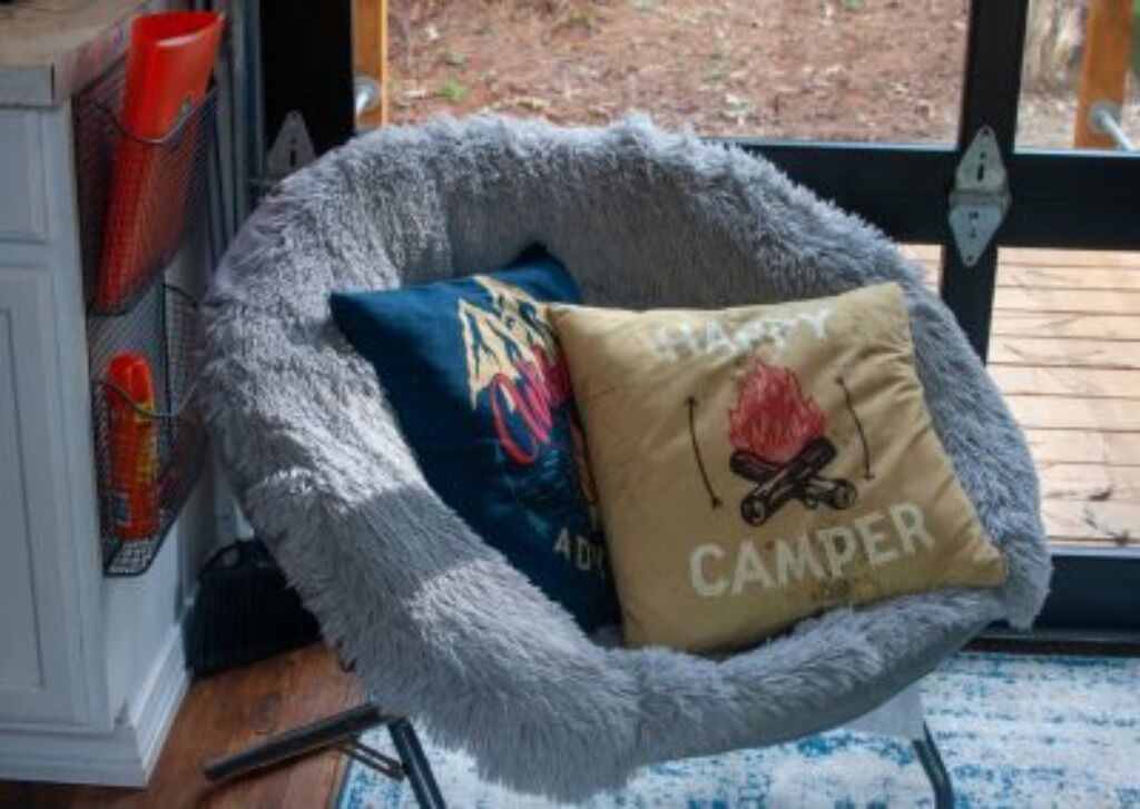 Een gezellige, zachte fauteuil met een kussen waarop 