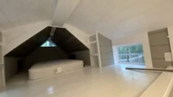 1 bedroom, bed sheets