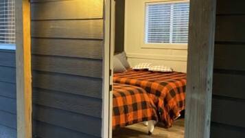 1 bedroom, bed sheets