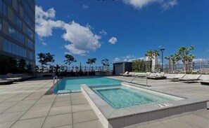 Outdoor pool, a heated pool - Ocean/Pool/Gym/BBQ, 700+ sqft, 8min walk to beach (Honolulu)