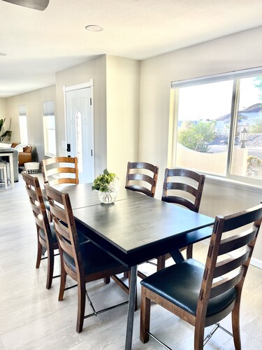 Amazing views, pool, walk to hiking/biking, 5 mins to the new Riviera Marina.