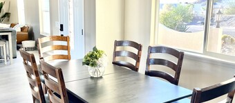 Amazing views, pool, walk to hiking/biking, 5 mins to the new Riviera Marina.