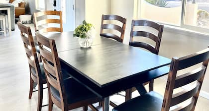 Amazing views, pool, walk to hiking/biking, 5 mins to the new Riviera Marina.