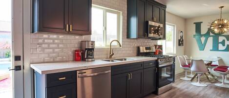 冷蔵庫、電子レンジ、オーブン、コンロ