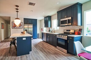 Fridge, microwave, oven, stovetop - "The White Rabbit" Palm Springs--60's Inspired Pad (Palm Springs)