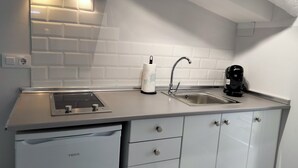 A compact kitchen with a built-in dishwasher, a stainless steel sink, and a coffee machine. - Double room in the heart of the old town of La Nucía (La Nucía)