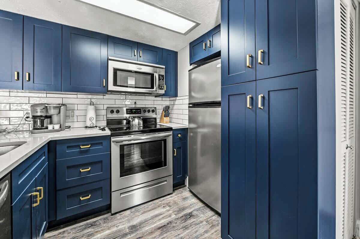 Coffee/tea maker, fridge, microwave, oven