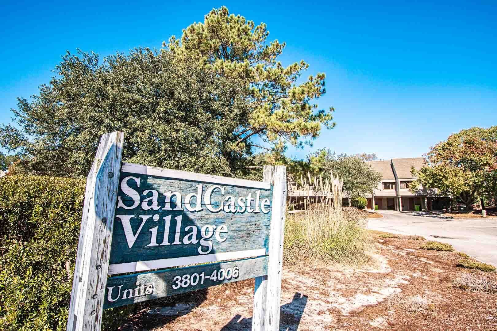 Une enseigne indiquant l’emplacement de SandCastle Village, avec un numéro de téléphone à contacter.