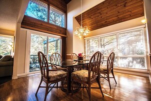 Loft, 2 Bedrooms | In-room dining