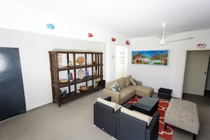 Apartamento família | Área de estar | TV de tela plana