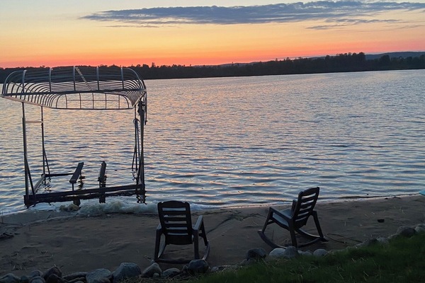Una spiaggia nelle vicinanze, lettini da mare, teli da spiaggia