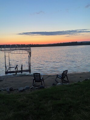 Playa en los alrededores, camastros y toallas de playa