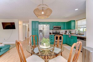 Fridge, microwave, oven, stovetop - Spacious 3BR Near IMG – Great for Teams & Families (Bradenton)