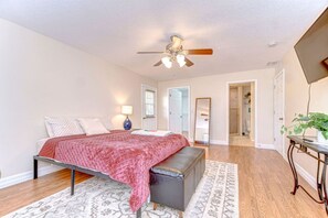 3 bedrooms, desk, iron/ironing board, travel crib