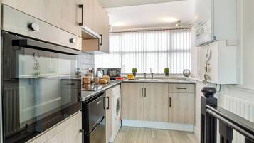 雪櫃、微波爐、焗爐