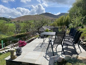 Outdoor dining - Three Peaks  -  a bungalow that sleeps 6 guests  in 3 bedrooms (Braithwaite)