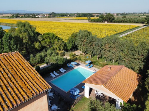 Pinzale farmhouse, swimming pool, air conditioning, ideal for families and friends