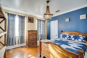 5 bedrooms, iron/ironing board, travel cot, WiFi - Secluded Ranch w/ Courtyard ~ 4 Mi to Odessa! (Odessa)