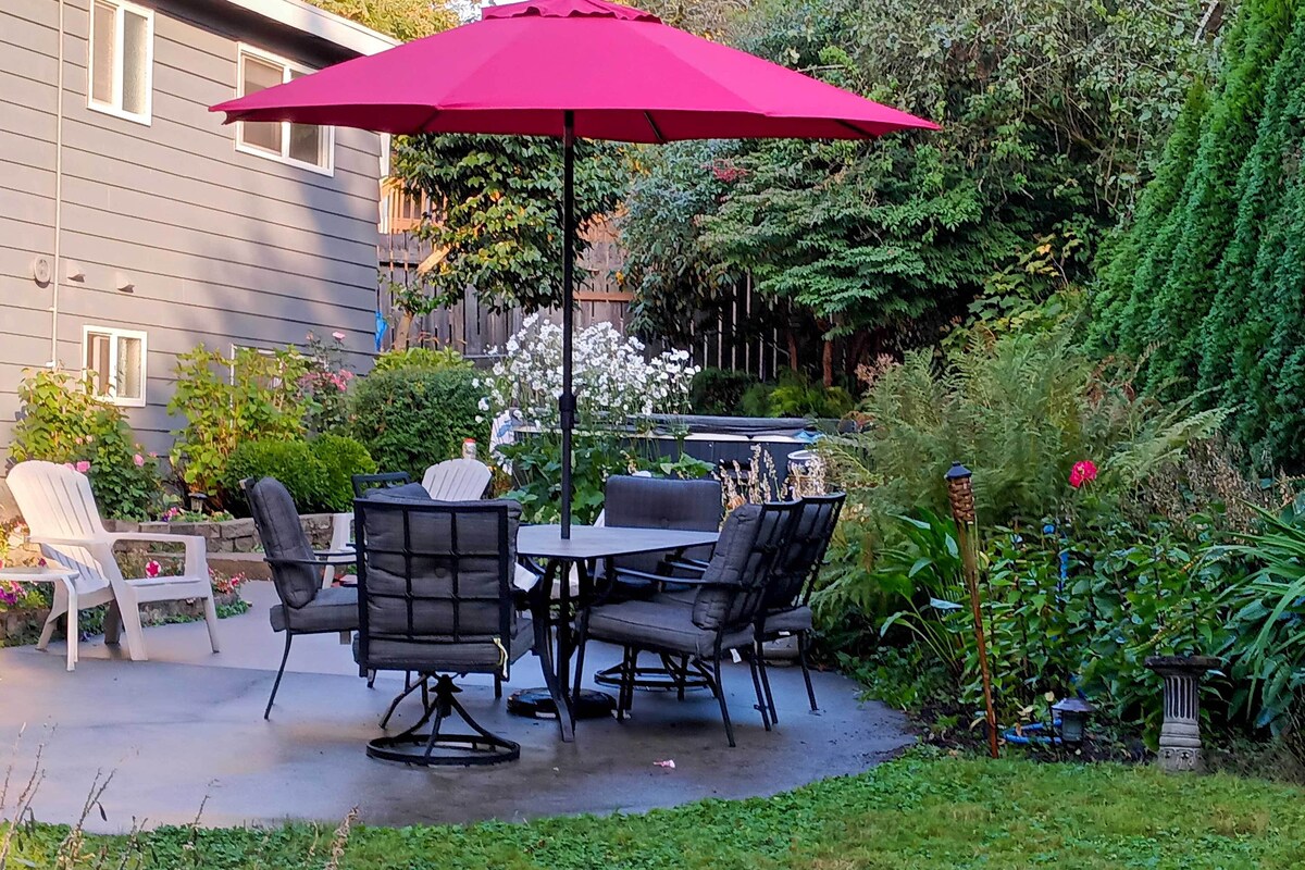 Bright Edmonds Abode w/ Patio & Dining Table! Reviews Expedia