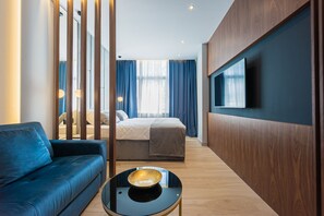 Quarto casal luxo | Cofres nos quartos, escrivaninha, espaço de trabalho para notebook