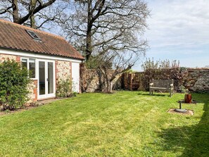 Terrace/patio - 2 bedroom accommodation in Holme-next-the-Sea (Holme-next-the-Sea)